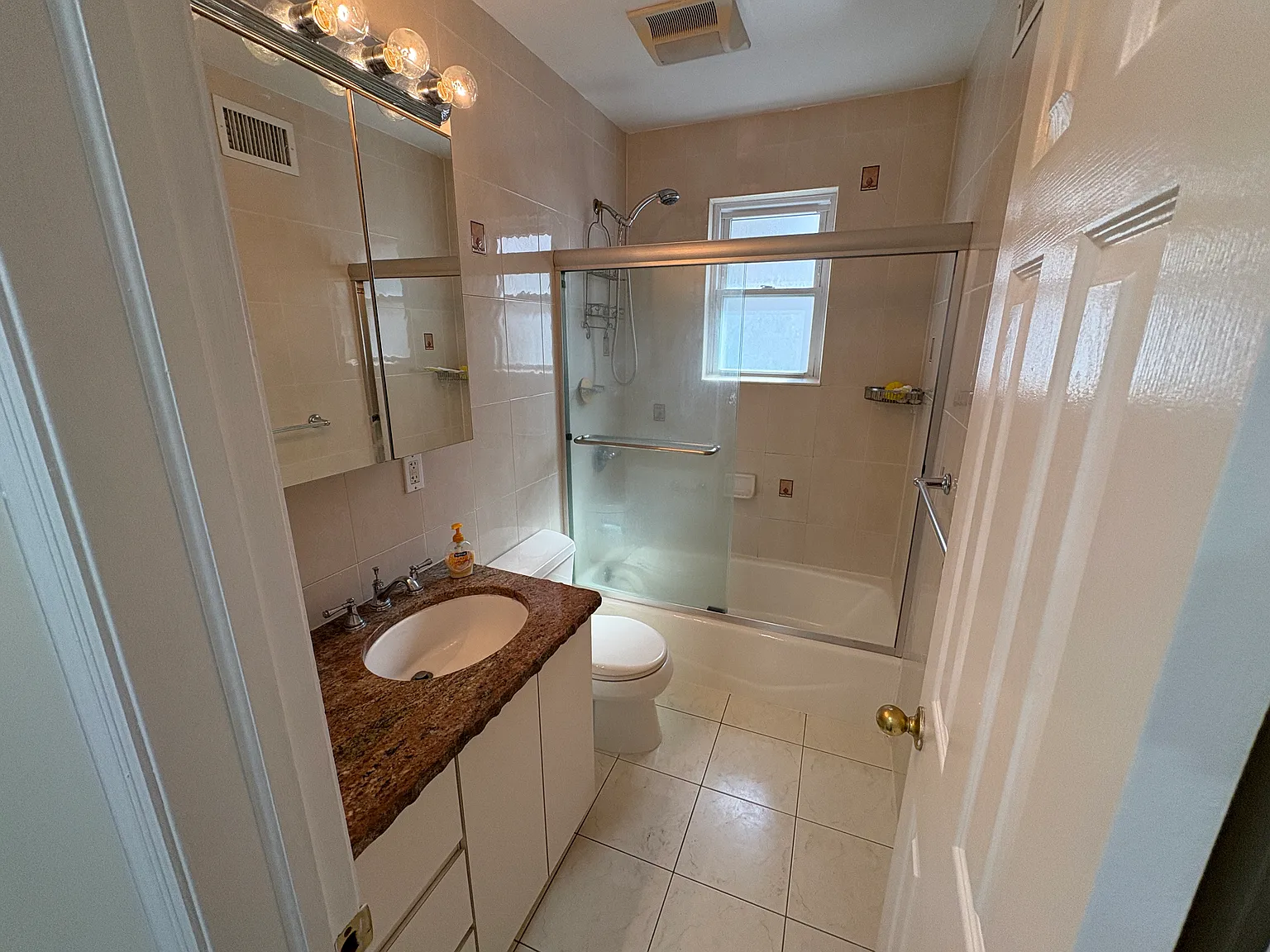 2 bed, 800 sqft, $3,000 — Photo 3