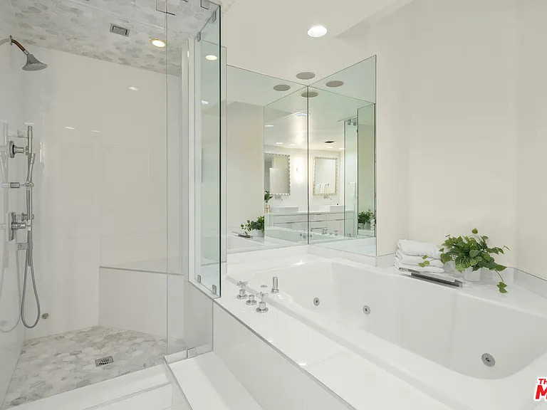 2231 Sunset Plaza Dr — Photo 21