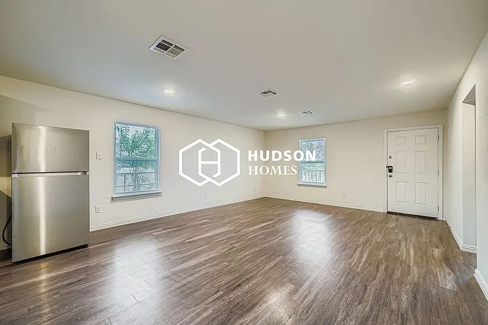 3 bed, 2.0 bath, 1090 sqft, $1,525 — Photo 3