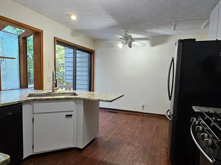 5053 Mackinac Dr — Photo 11