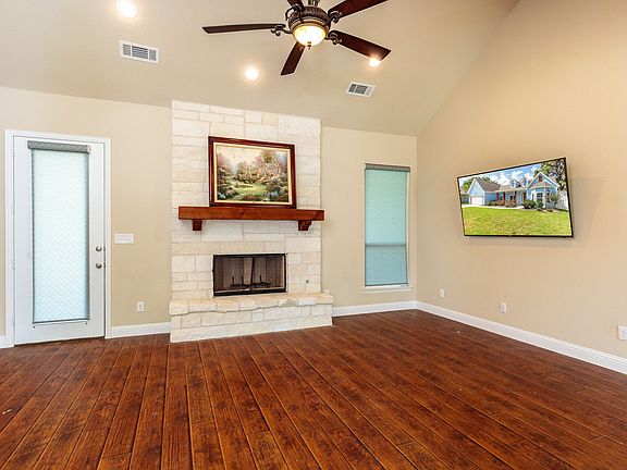 5th image of 428 N Pecan St