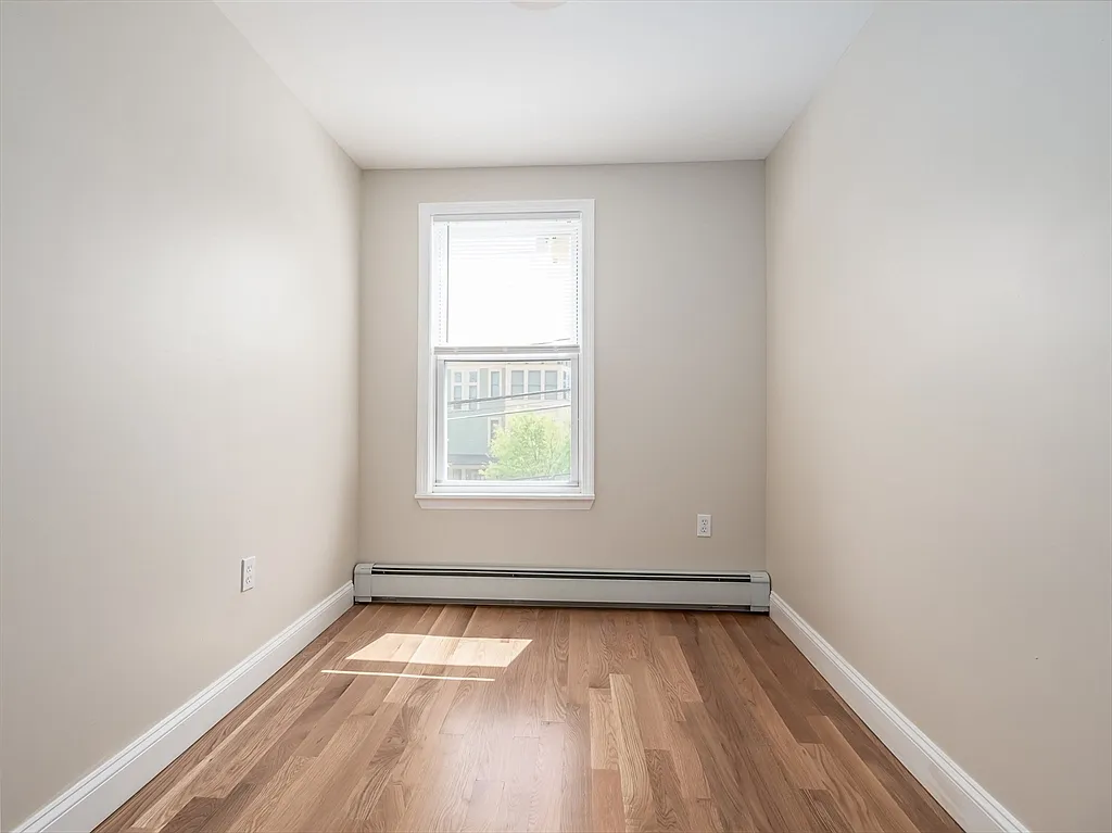 3 bed, 1.5 bath, 1300 sqft, $3,300 — Photo 4