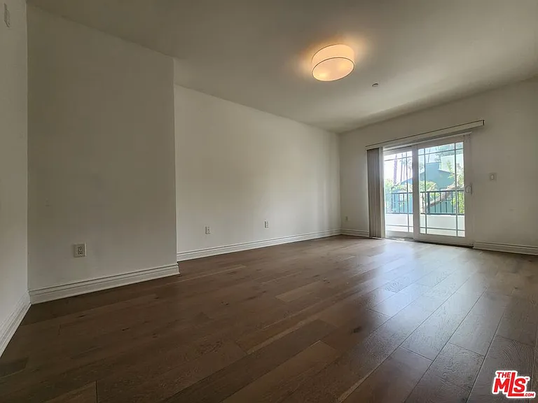 147 S Doheny Dr — Photo 27