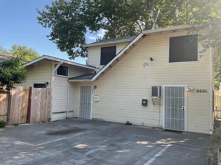 660 Vallombrosa Ave #B — Photo 1