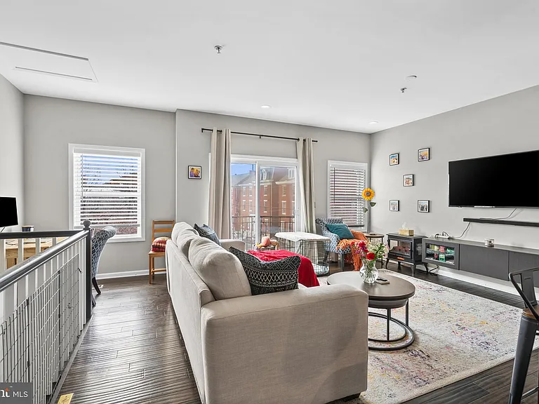715 Brown St #B — Photo 4