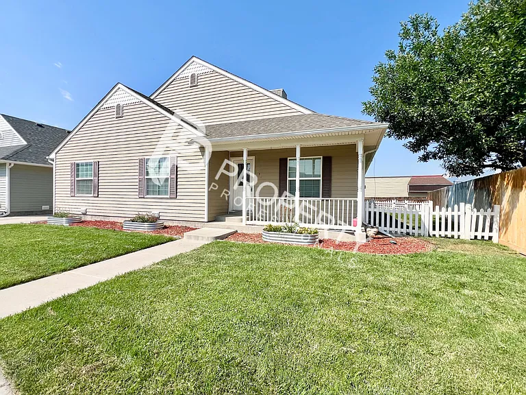316 Columbine Dr — Photo 1