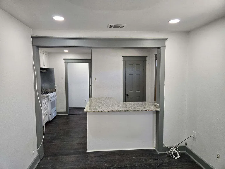 308 N Elm St — Photo 3