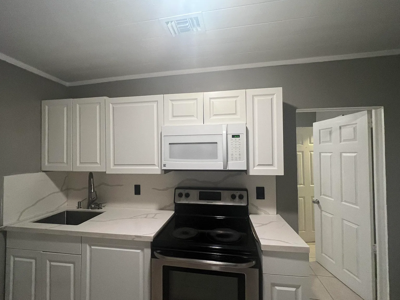 2 bed, 1.0 bath, 561 sqft, $2,000 — Photo 3