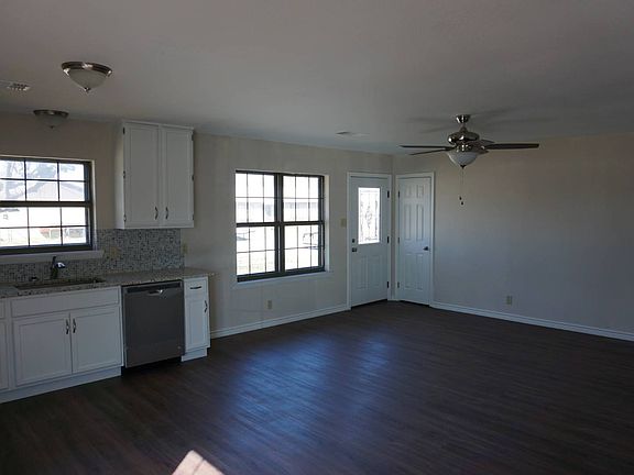 3rd image of 1915 Mistletoe Dr
