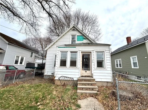 25 Lafayette Pl, Auburn, NY 13021