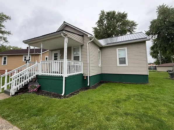 208 W 1st St, Uhrichsville, OH 44683