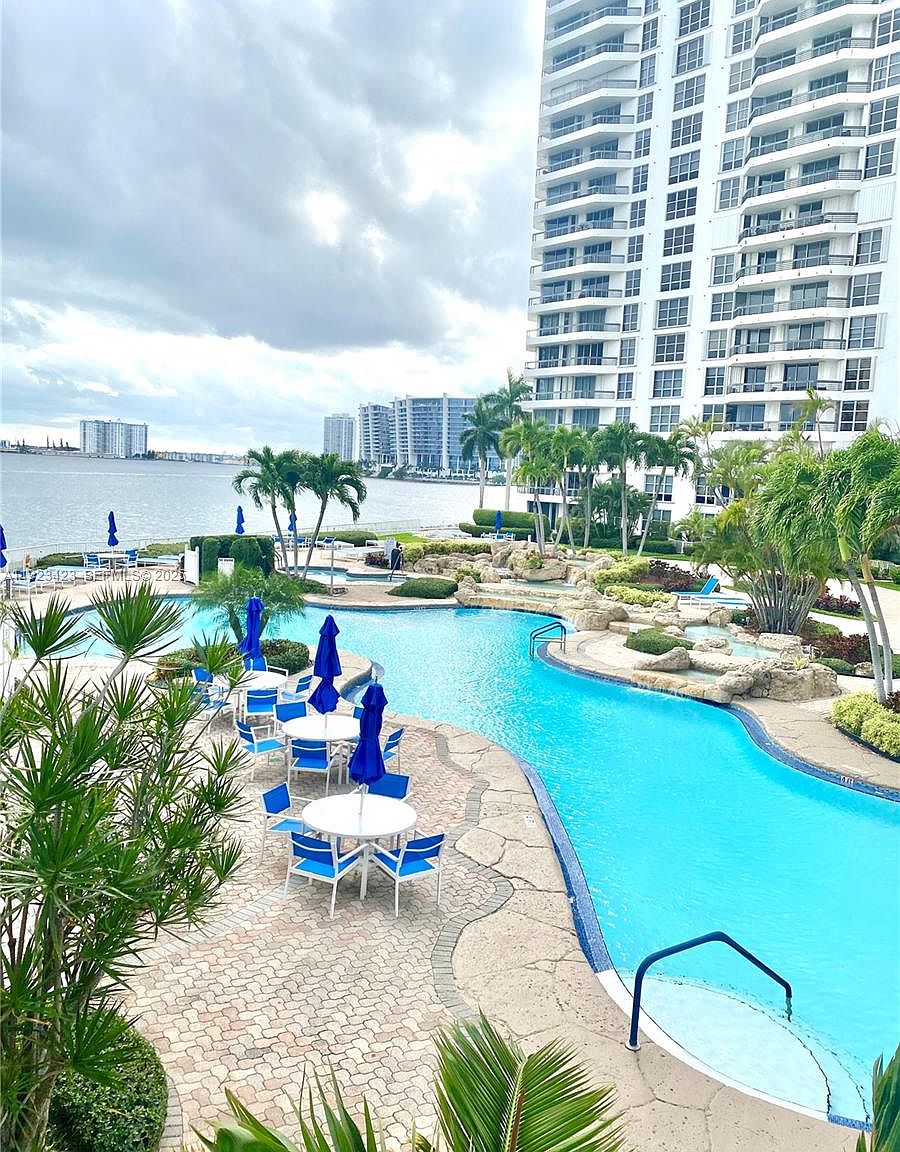 19195 NE 36th Ct APT 402