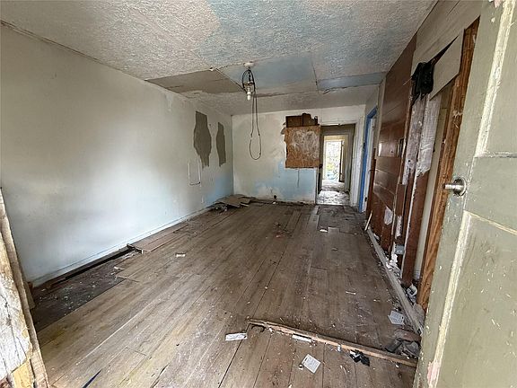 3rd image of 6135 Sidney St