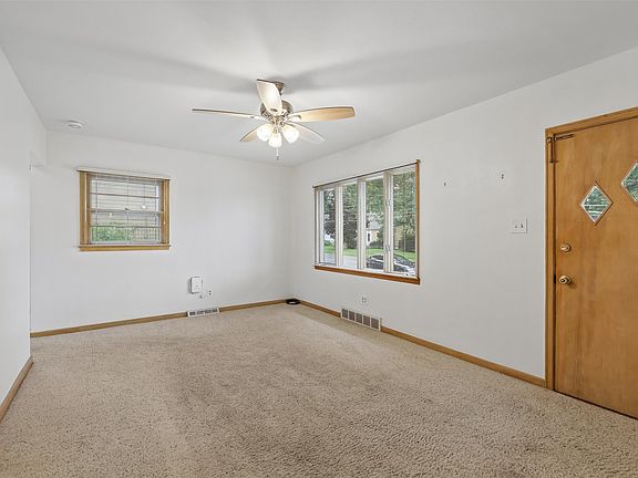 4th image of 3933 49th St