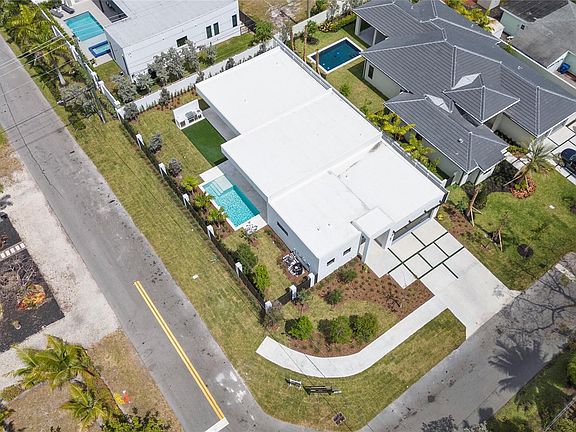 3rd image of 301 NE 21st Street