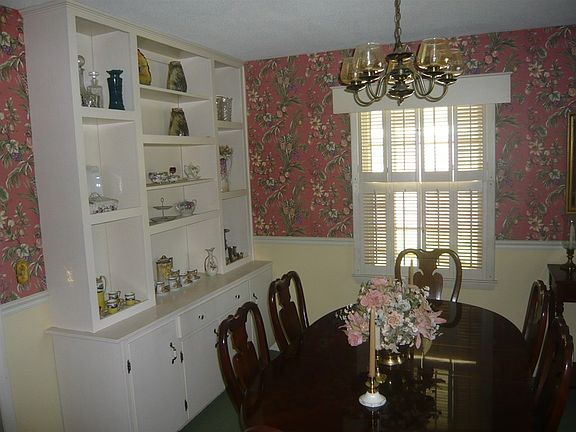 5th image of 1561 Green Valley St