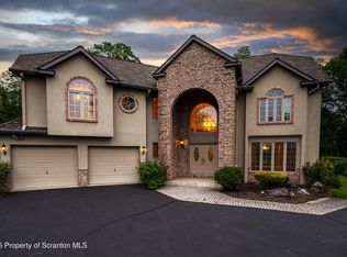 133 Glenmaura Dr, Moosic, PA 18507