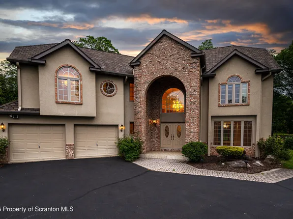 133 Glenmaura Dr, Moosic, PA 18507