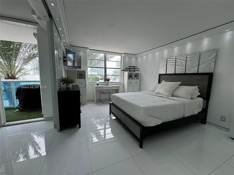 6770 Indian Creek Dr #5S — Photo 3