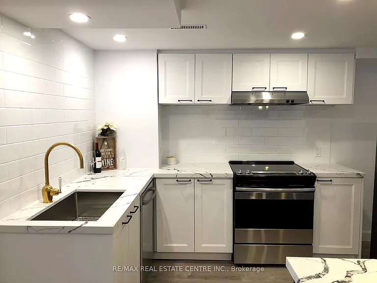 226 Howard Cres #LOWER — Photo 9