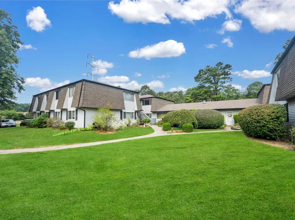 177 Feller Drive #177, Central Islip, NY 11722