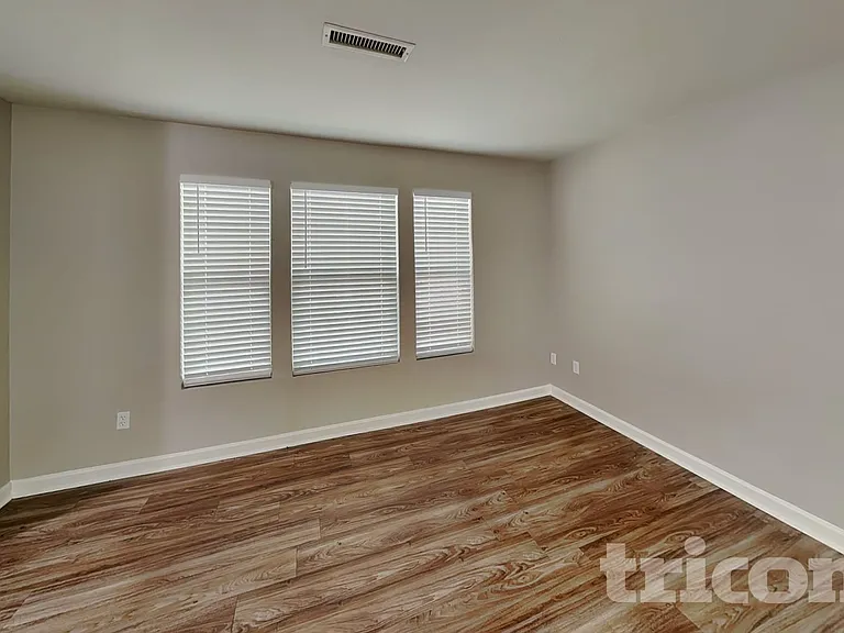 758 Sinclair Dr — Photo 3