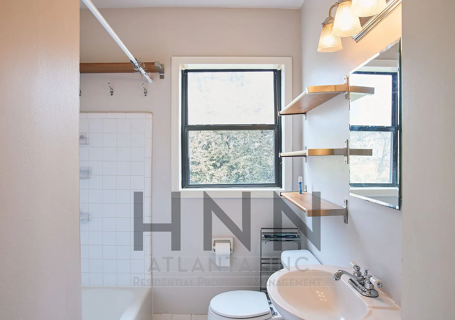 Bright Top-Floor 2/1 Condo in Prime Midtown — Photo 4