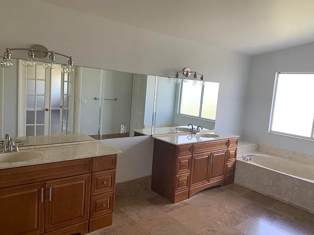 4 bed, 2768 sqft, $4,890 — Photo 4