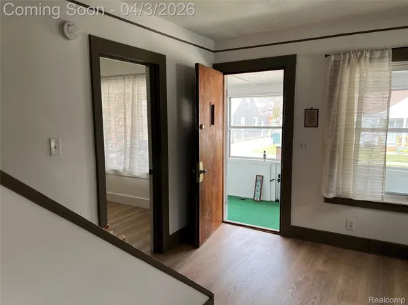 7352 Dale Ave, Center Line, MI 48015