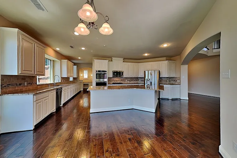 5 bed, 4.0 bath, 4361 sqft, $4,199 — Photo 4