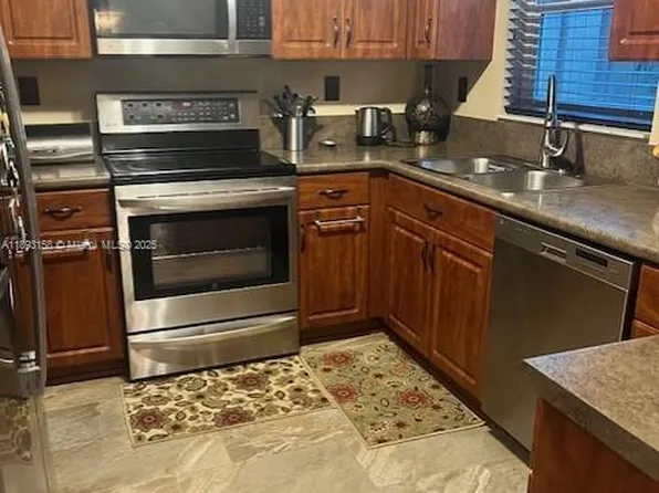 2211 NW 171st Ter, Pembroke Pines, FL 33028