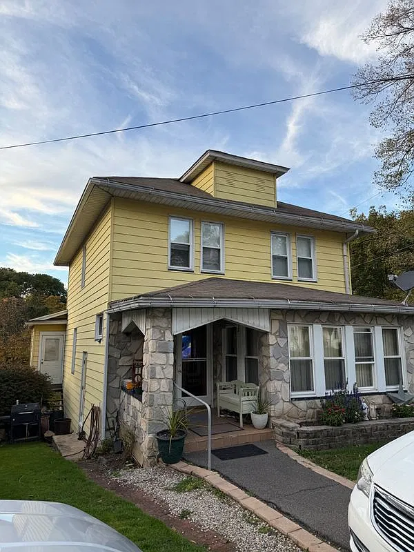 3 bed, 1.0 bath, 1492 sqft, $2,200 — Photo 1