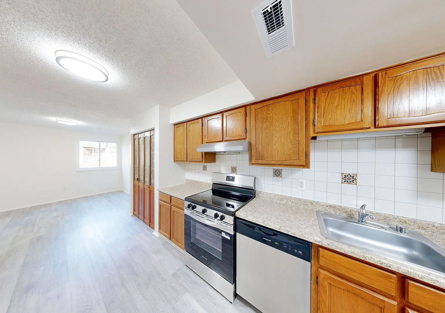 Fresh and Updated 3Bed/2.5Bath End unit Townhome! — Photo 2