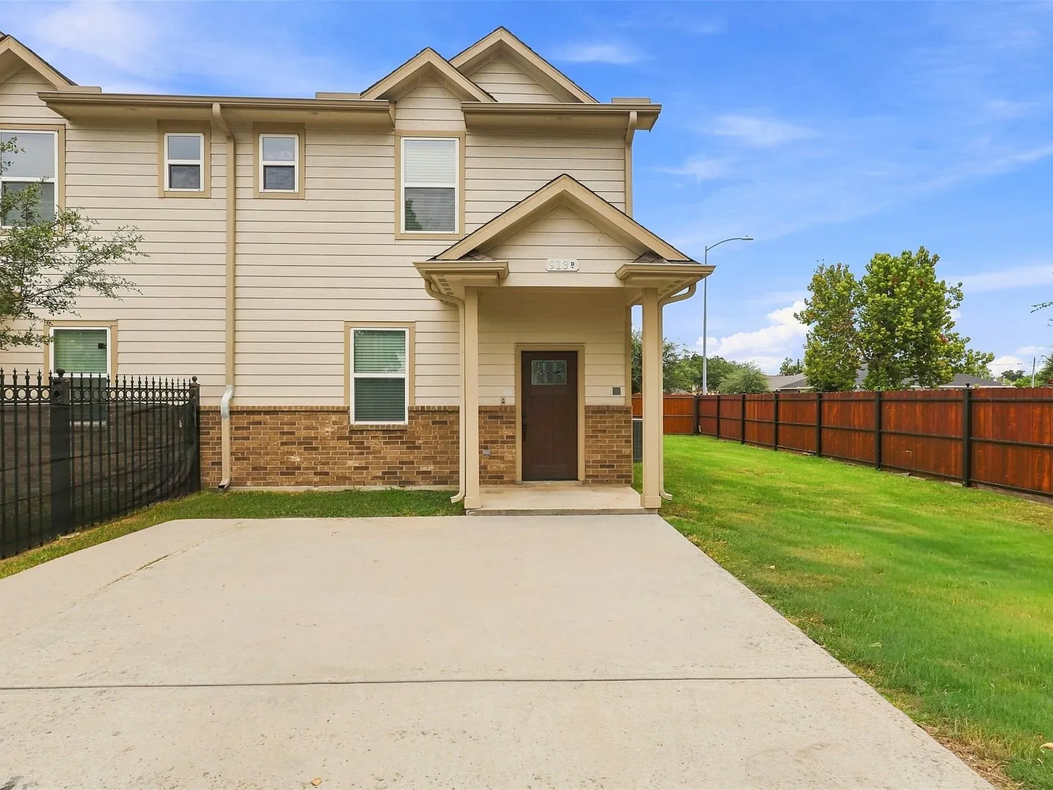 2 bed, 2.5 bath, 2960 sqft, $1,850 — Photo 1