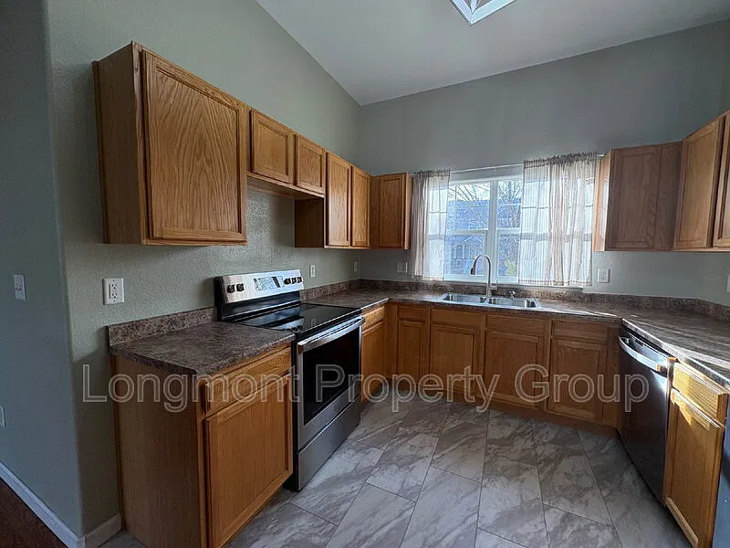 3 bed, 2.5 bath, 2314 sqft, $2,350 — Photo 3