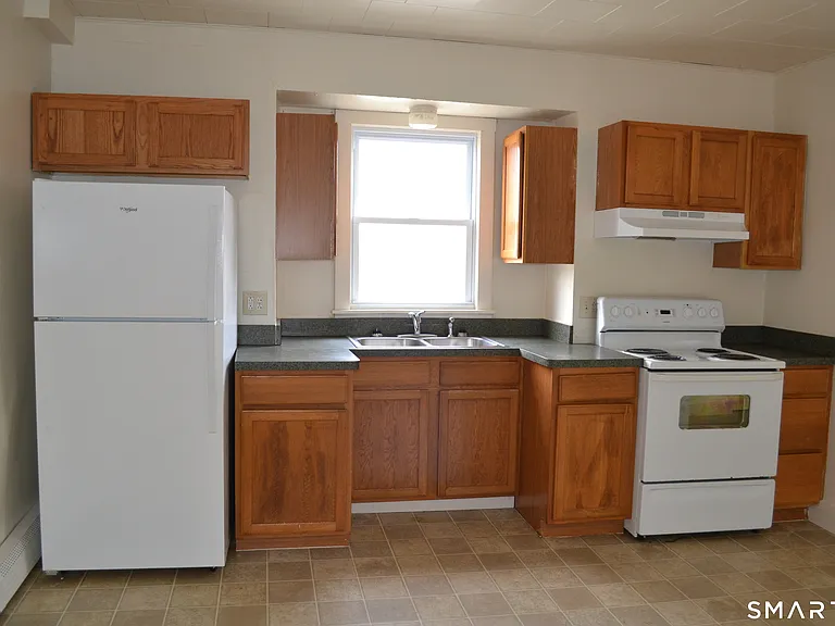 835 Bank St — Photo 4