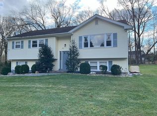 18 Midway Rd, Chestnut Ridge, NY 10977