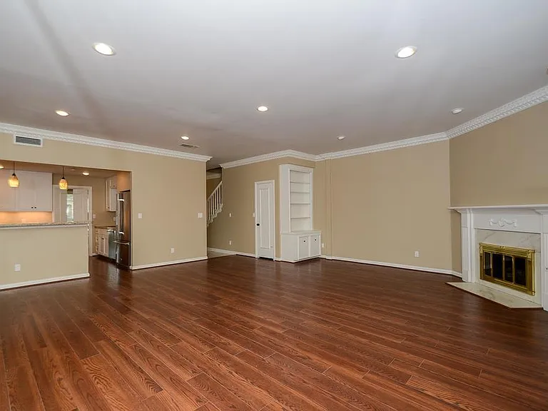 573 N Post Oak Ln — Photo 11