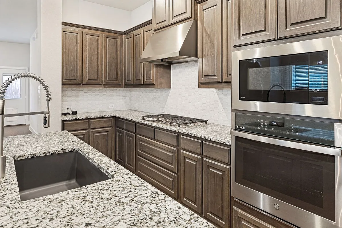 4 bed, 3.0 bath, 2261 sqft, $3,000 — Photo 2