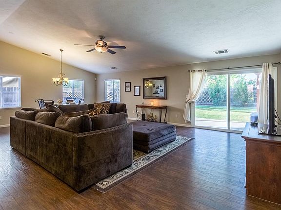 3rd image of 1547 W Berkshire Way
