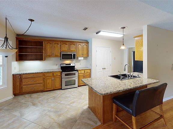 3rd image of 379 Oak Lake Dr