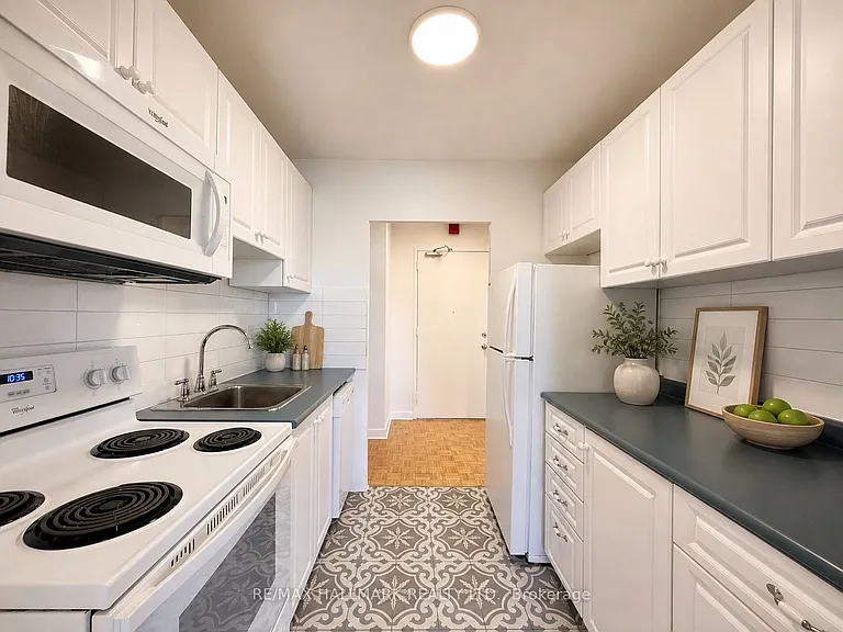 30 Upper Canada Dr #301 — Photo 5