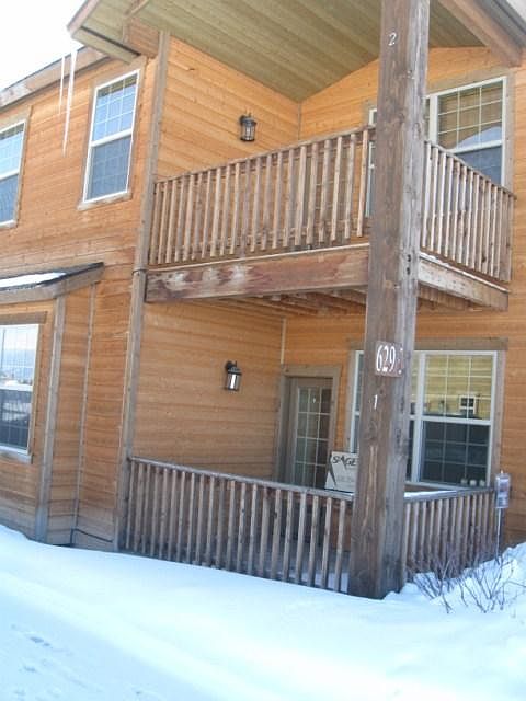 Lower level w/ 1 deck at the front. Total 2 decks