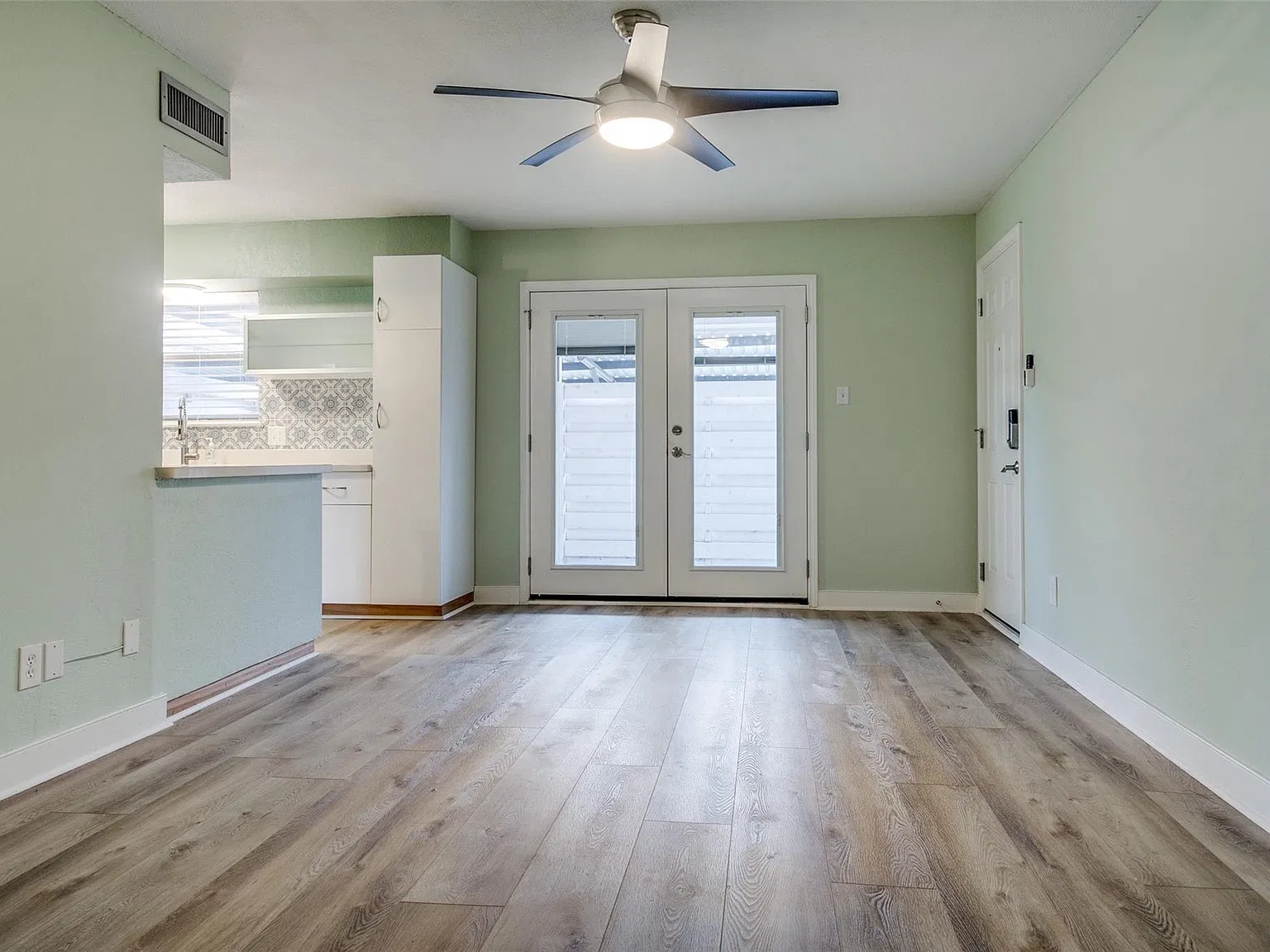 2 bed, 1379 sqft, $2,000 — Photo 4