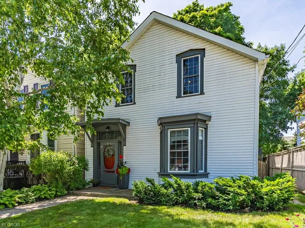 132 Park St W, Hamilton, ON L9H 1X7