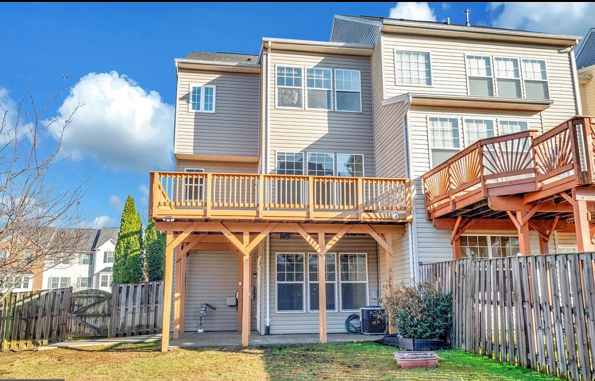 4 bed, 2420 sqft, $3,000 — Photo 2