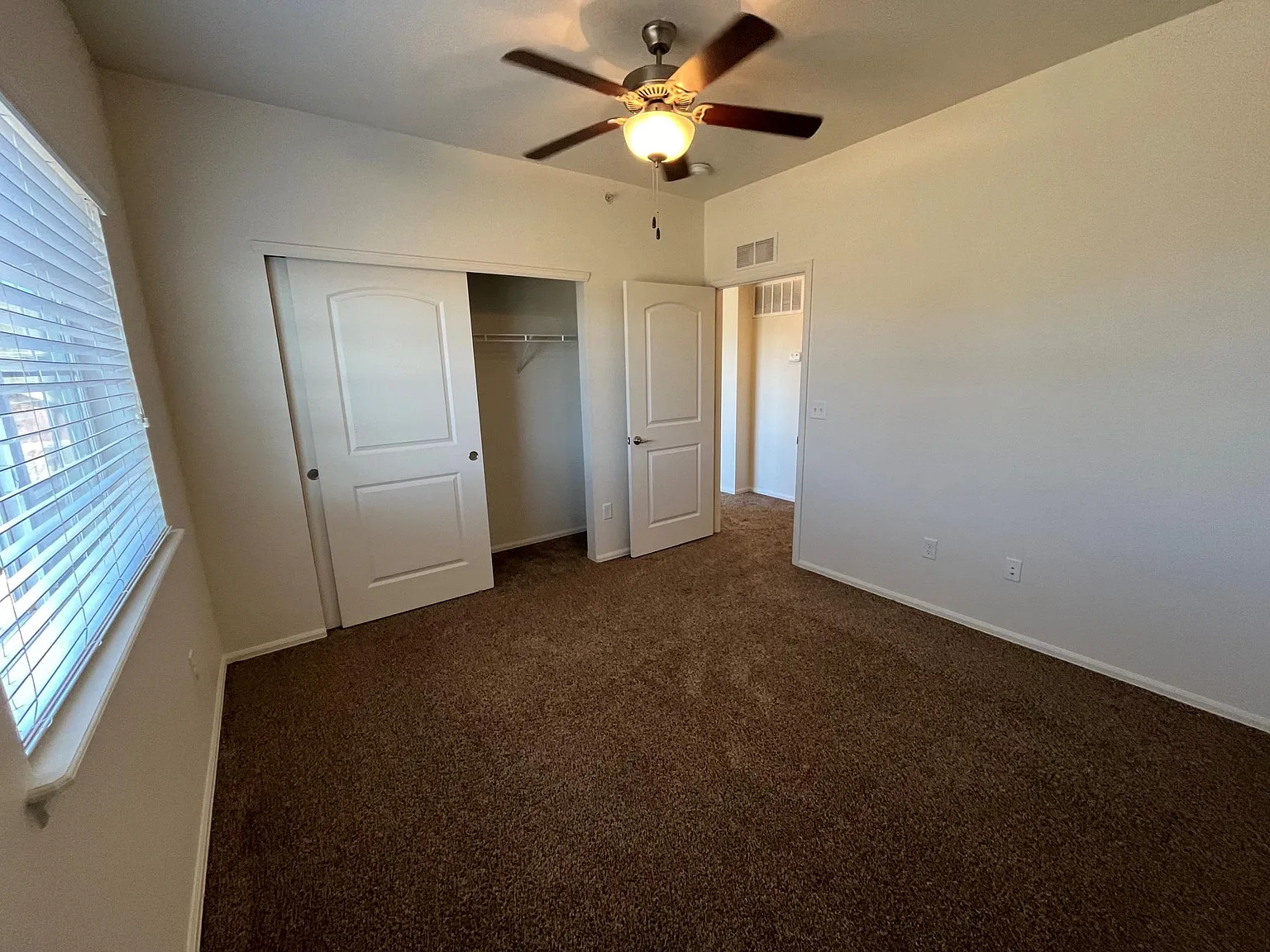 2 bed, 701 sqft, $1,300 — Photo 2