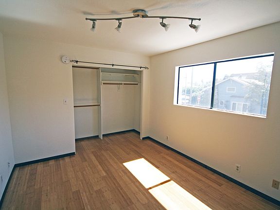 2nd image of 301 1/2 Windward Ave
