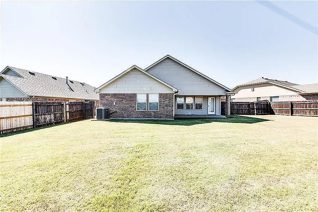 3 bed, 1954 sqft, $2,000 — Photo 2
