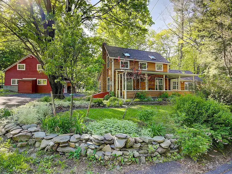 61 Victors Ln — Photo 1